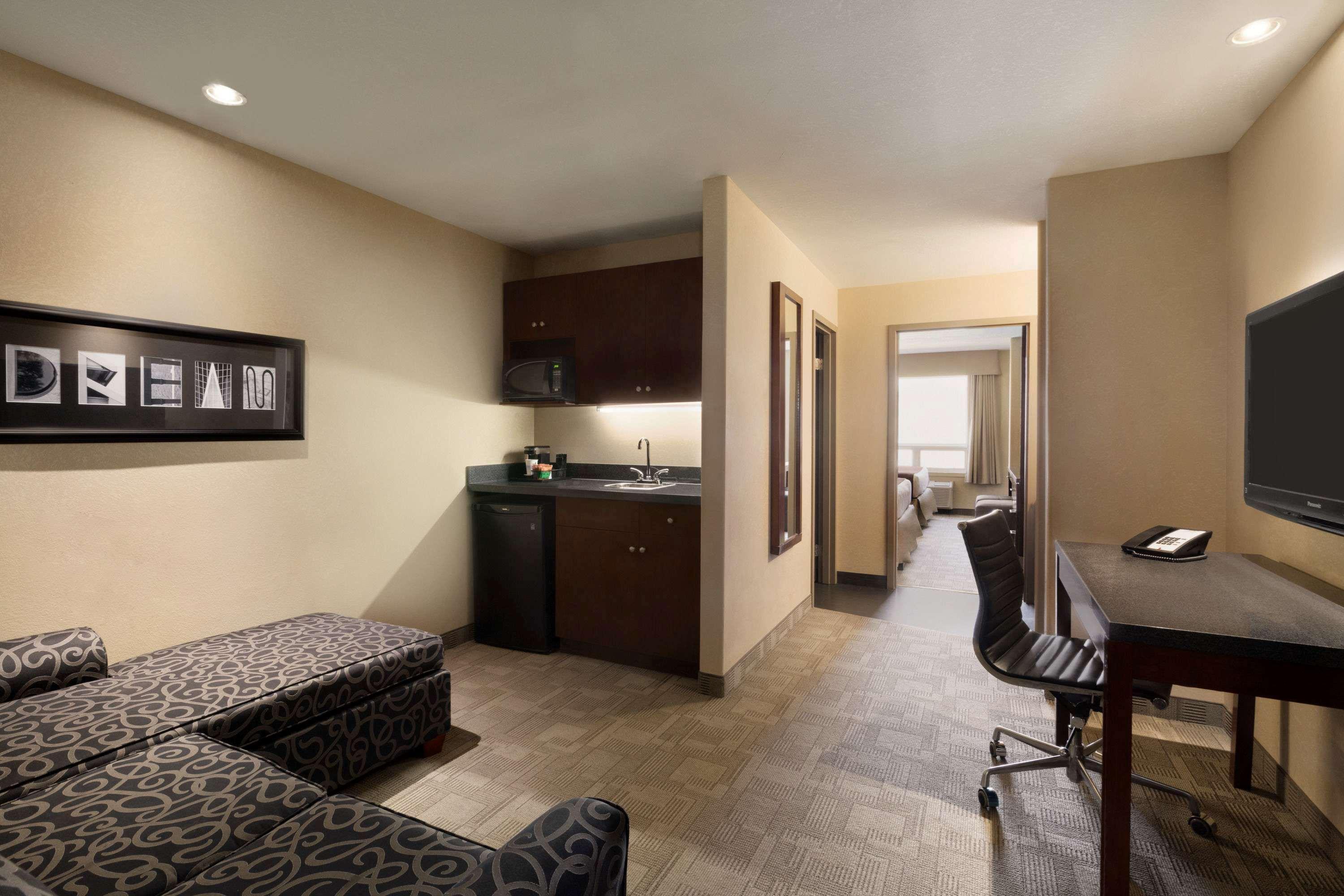 Days Inn By Wyndham Regina Airport West Eksteriør billede